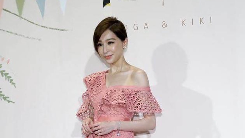 王心凌深圳演唱会遭激光照腿部，中断表演引众人担忧