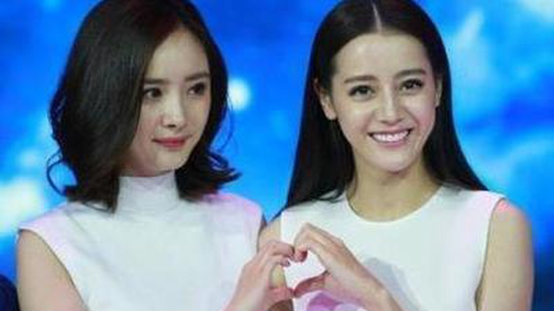 微博之夜：杨幂魏大勋内场相邻零互动，避嫌太刻意